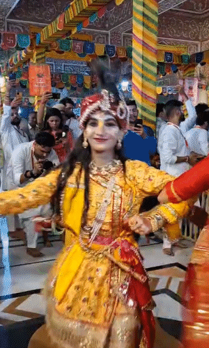 जन्मोत्सव का उल्लास पूरे मंदिर परिसर में देखने को मिल रहा है। राधा कृष्ण के वेश में सजे लोग उत्सव में शामिल हो रहे हैं। कलाकार राधा-कृष्ण बनकर झुमते नजर आए।