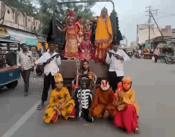 मांडल में जन्माष्टमी आयोजन में भाग लेने के लिए भीलवाड़ा के बाजार से जाते राधा कृष्ण सहित अन्य ड्रेस में तैयार हुए बच्चे