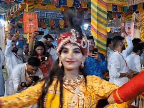 जयपुर के गोविंददेवजी मंदिर में कलाकार राधा-कृष्ण बनकर डांस करते नजर आए।