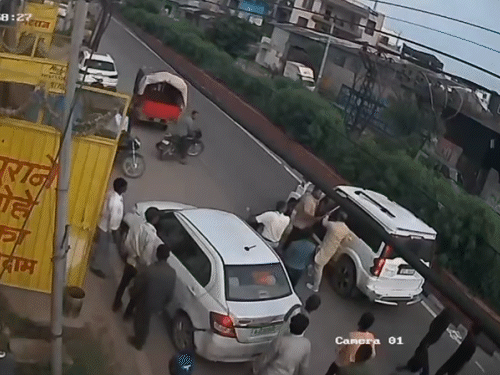 झगड़ा होने पर वहां लोगों की भीड़ इकट्ठा हो गई।