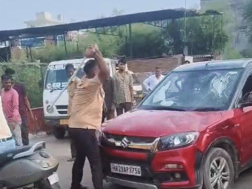 बदमाशों ने स्कॉर्पियो से उतरते ही कार के शीशे तोड़ दिए।