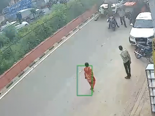 स्कॉर्पियो से सड़क पर गिरे युवक को टायरों से रौंदकर बदमाश फरार हो गए।