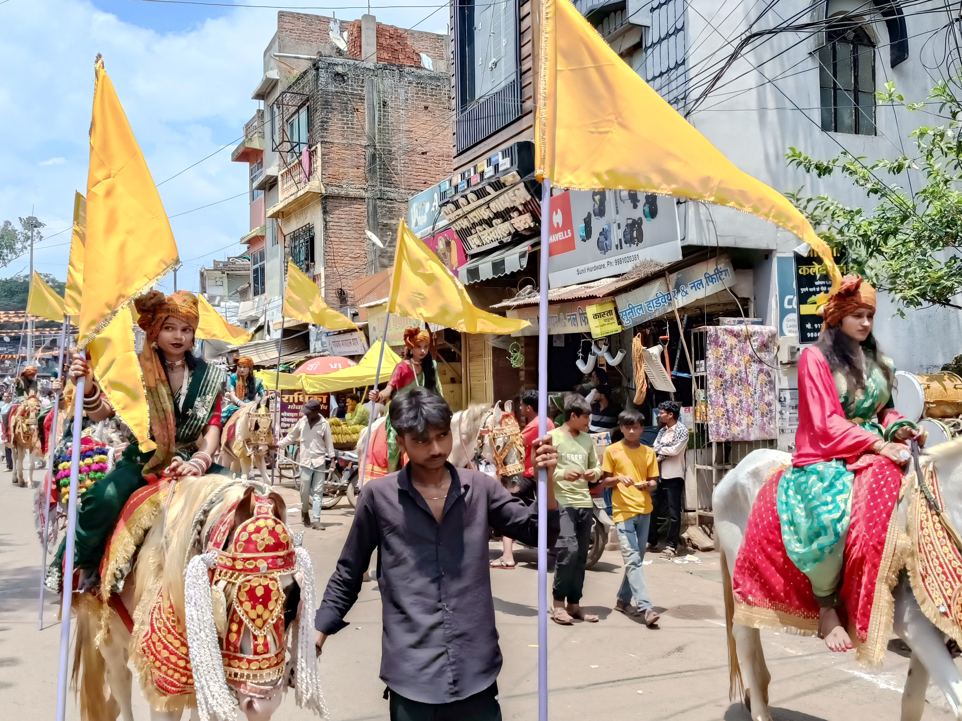 शहर में निकली भव्य शोभायात्रा