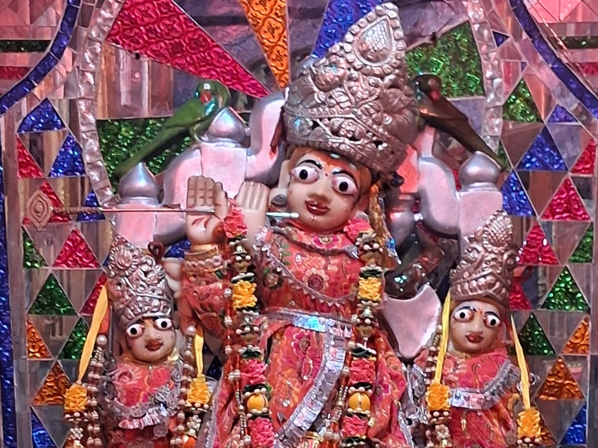 मंदिर में श्री राधा, श्रीकृष्ण और रुक्मणि की प्रतिमाएं एक ही श्वेत पत्थर पर उकेरी गई हैं।