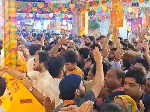 गोविंद देवजी मंदिर में जैसे जैसे शाम का समय बढ़ता गया श्रद्धालुओं की संख्या में भी बढ़ती गई। हर भक्त भगवान के दर्शन करने के लिए उत्साहित दिखा। शाम के समय भगवान की पोशाक भी बदली गई।