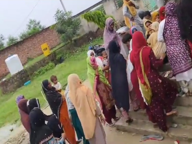 दो बच्चों की मौत के बाद रती खां के घर पसरा मातम।