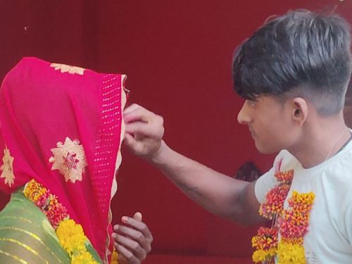 युवक ने लड़की की मांग में सिंदूर भरकर उसे मंगलसूत्र पहनाया।