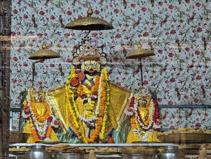 करौली स्थित भगवान मदनमोहन जी मंदिर में सुबह से भक्तों का तांता लगा रहा।