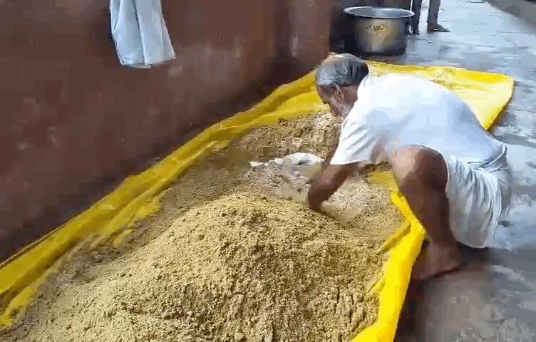 पेच के बालाजी मंदिर में 1100 किलो पंजीरी का प्रसाद तैयार किया गया