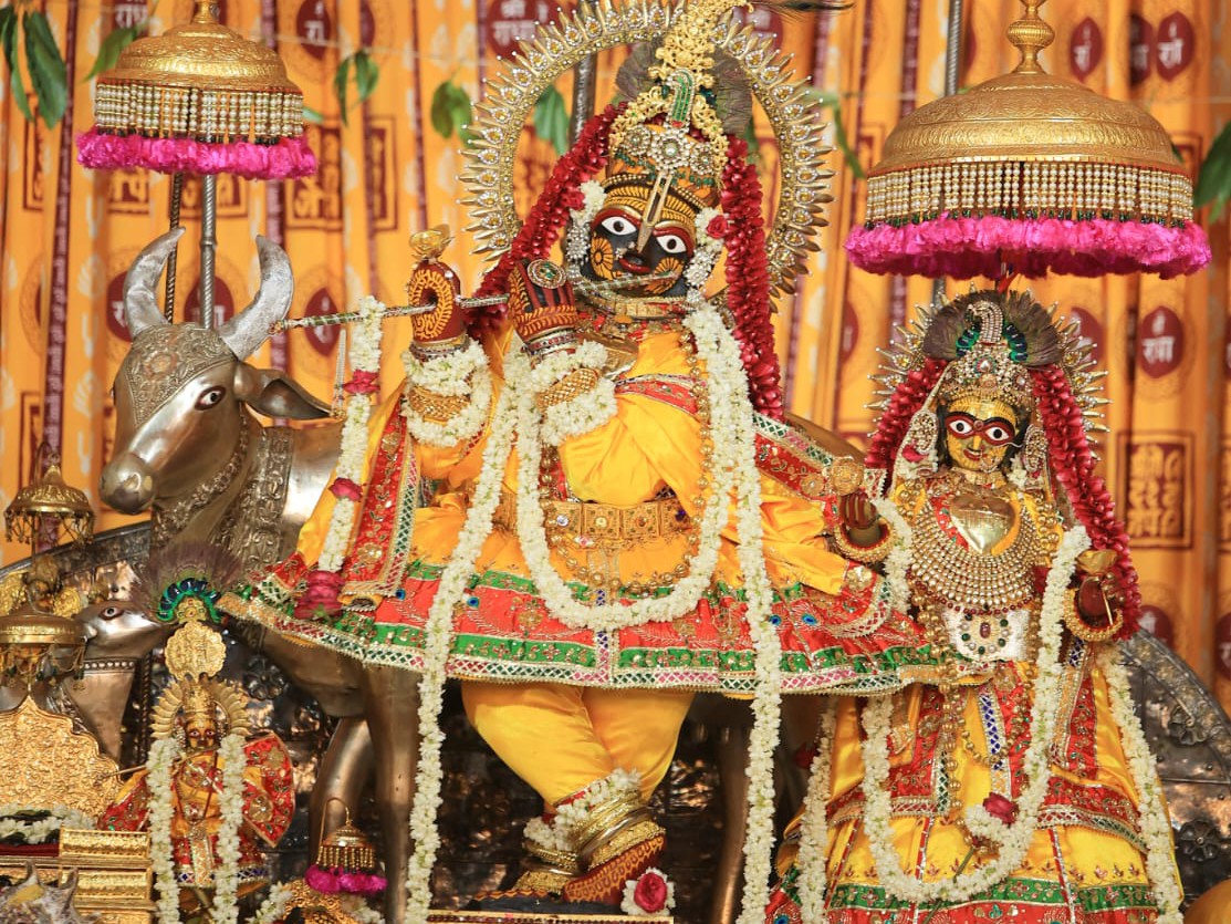 गोविंद देवजी मंदिर में सुबह 4:30 बजे से मंगला झांकी के साथ दर्शन शुरू हो गए।