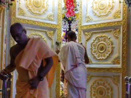 भगवान कृष्ण की विशेष पोशाक वृंदावन में तैयार की गई है। इस पोशाक पर जरदोजी की कढ़ाई की गई है।