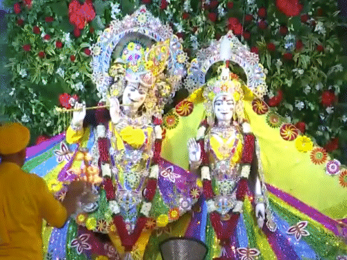 Krishna Janmashtami 2025 LIVE Photos Video Update; Mathura Vrindavan|  Jaipur Mumbai | आज श्रीकृष्ण जन्माष्टमी, मथुरा में 25 लाख ने दर्शन किए:  सोने से बनाए ठाकुर जी के वस्त्र ...