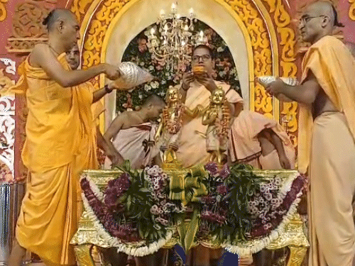 गुप्त वृंदावनधाम में भगवान को चन्दन के तेल से पंचामृत स्नान करवाया गया, इसके साथ ही फलों, फूलों और औषधियों से उनका अभिषेक किया गया।