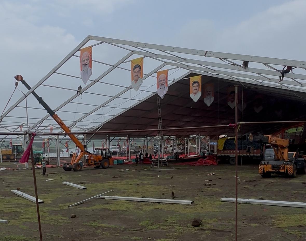 सीएम के कार्यक्रम को लेकर बनाया जा रहा वाटरप्रूफ डोम।