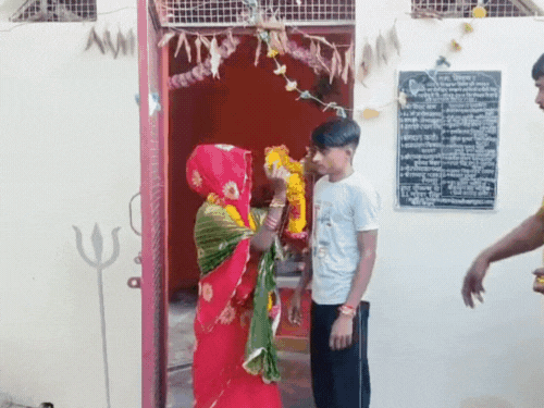 पुलिस चौकी में बने मंदिर में दोनों ने एक-दूसरे को वरमाला पहनाई।