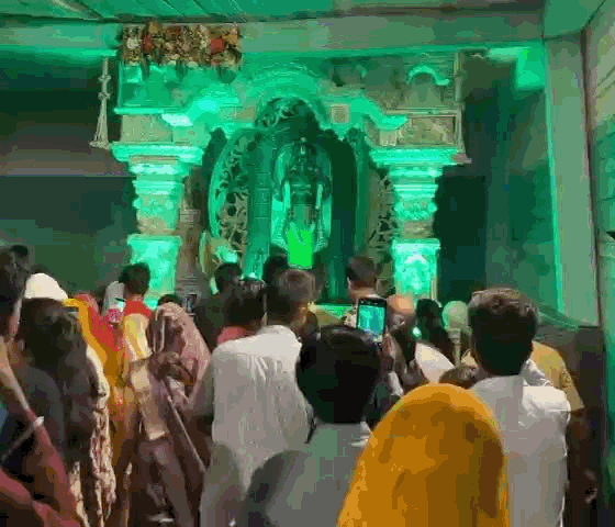 शहर के इस्कान टेंपल में झांकी देखने भक्तों की भीड़ लगी