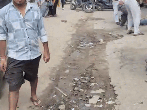 युवक को जमीन पर गिरा कर लाठी-डंडों से पीटते आरोपी।