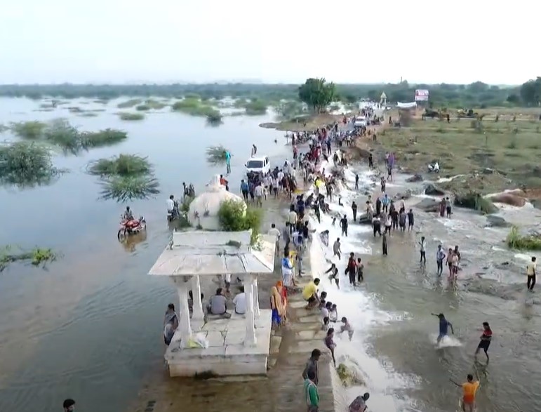 2017 के बाद दूसरी बार अक्टूबर 2023 में राजसमंद झील ओवर फ्लो हुई, ओवरफ्लो पानी का आनन्द लेते शहरवासी।