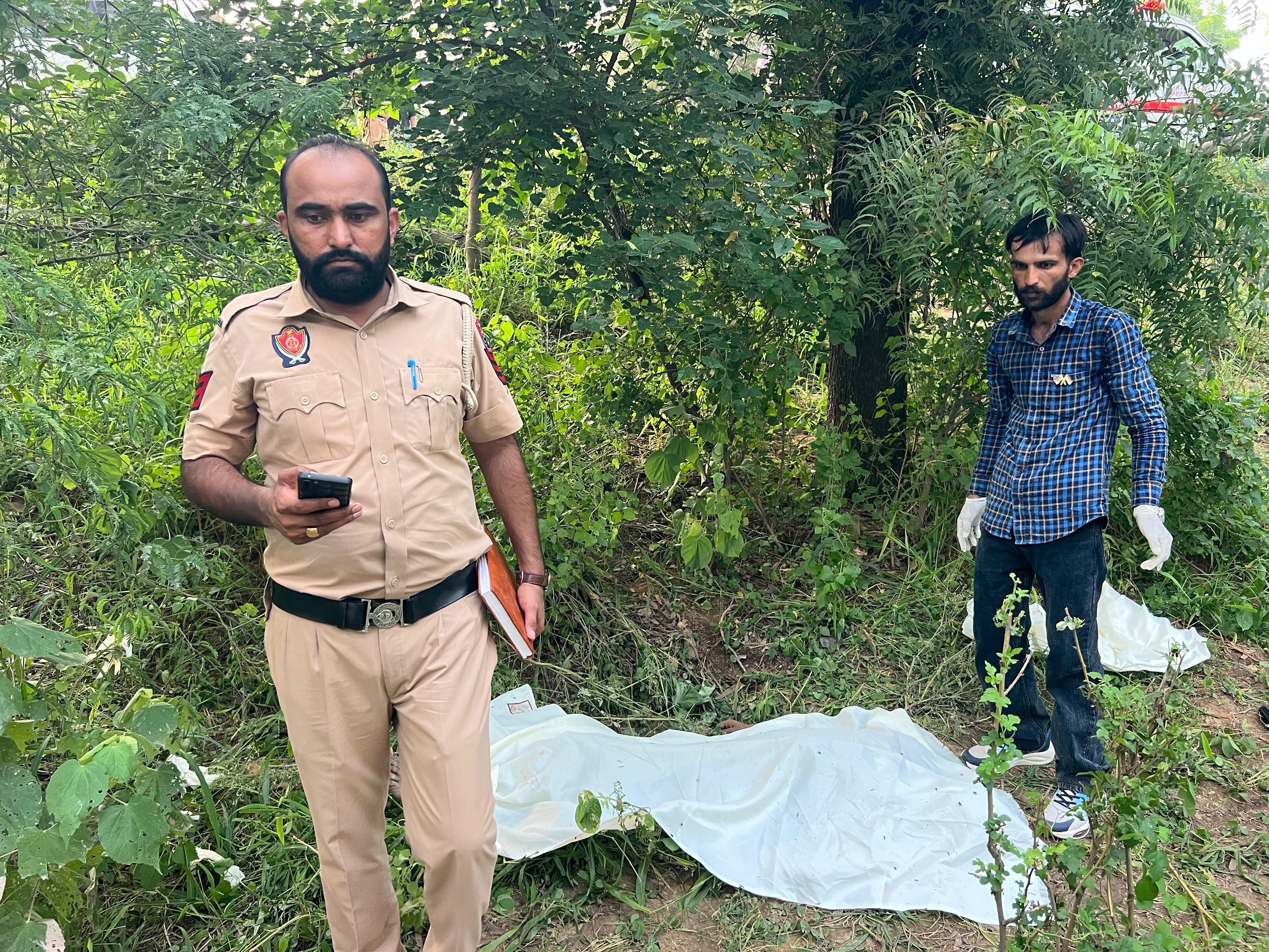 पुलिस ने शव को अपने कब्जे में लिया।