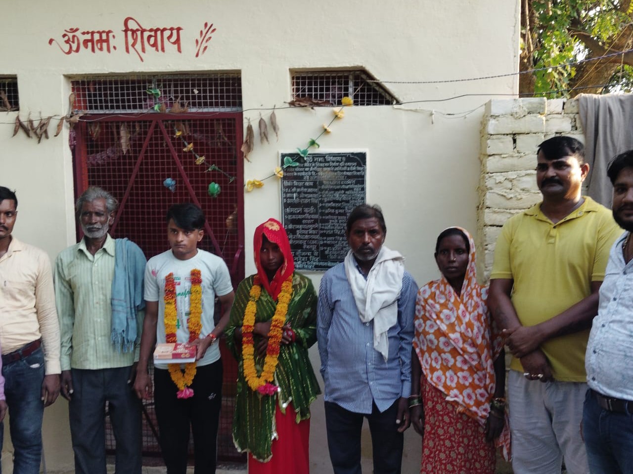 पुलिस चौकी में शादी के दौरान दोनों पक्ष मौजूद रहे।