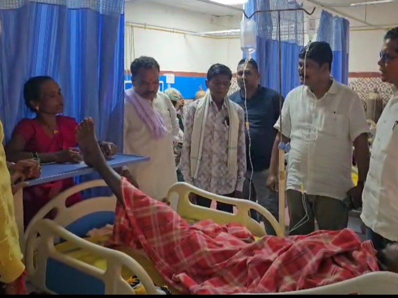 पुलिस फायरिंग में घायल युवक से मिलने कोंडागांव जिला अस्पताल पहुंचे पूर्व प्रदेश कांग्रेस अध्यक्ष मोहन मरकाम।