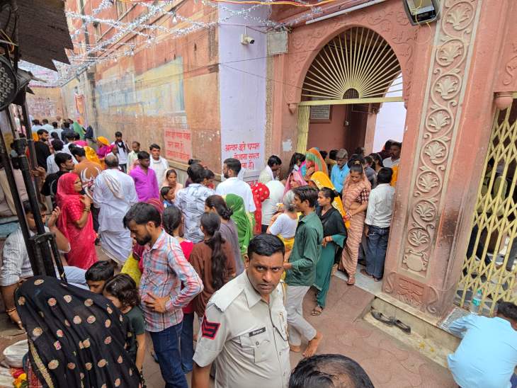 भगवान मदनमोहन जी मंदिर में सुबह से दर्शनों के श्रद्धालुओं की कतार लगी रही।