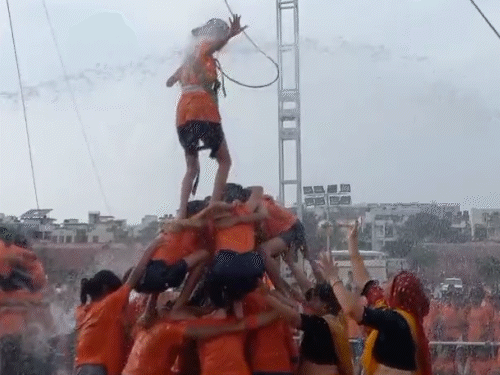 लड़कियों ने भी पानी की बौछारों में रोमांचक तरीके से मटकी फोड़ी।