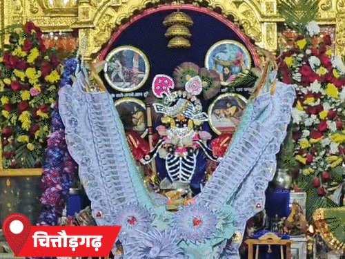 चित्तौड़गढ़ के सांवलियाजी मंदिर में भगवान के सामने ढोल नगाड़े बजाए गए।