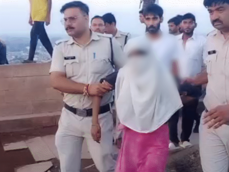 छात्रा को बाहर निकालने के बाद पुलिस उसे अस्पताल ले गई।