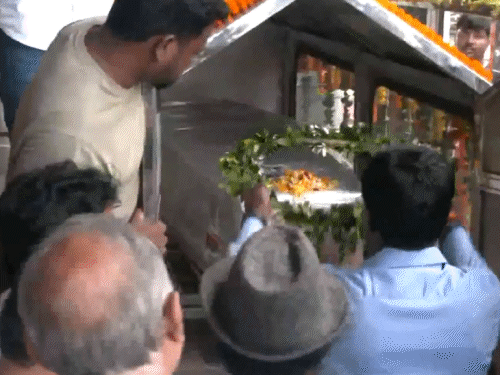 आज ही शाम उनका अंतिम संस्कार जमशेदपुर के घोड़ा बांदा क्षेत्र के धुमा गांव में होगा।