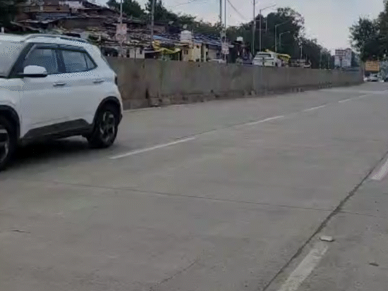 कोलार रेस्ट हाउस के पास सेंटर वर्ज पर कचरा फेंकने के मामले भी सामने आ रहे हैं। इस पर जुर्माने की कार्रवाई की जाएगी।