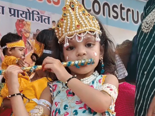 जयपुर में जगह-जगह कृष्ण जन्म उत्सव का आयोजन हुआ। यहां बच्चे राधा-कृष्ण के रूप में पहुंचे।
