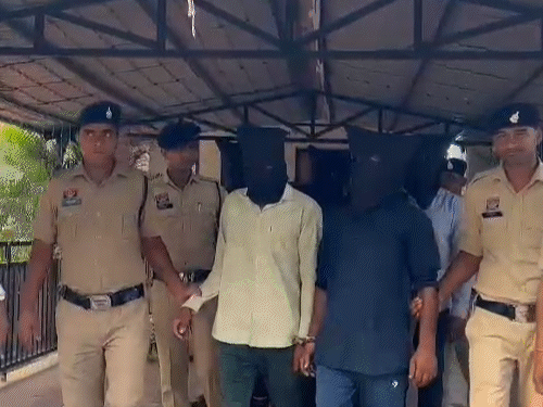 सभी आरोपियों को कोर्ट में पेश करने के बाद जेल जाती हुई पुलिस।