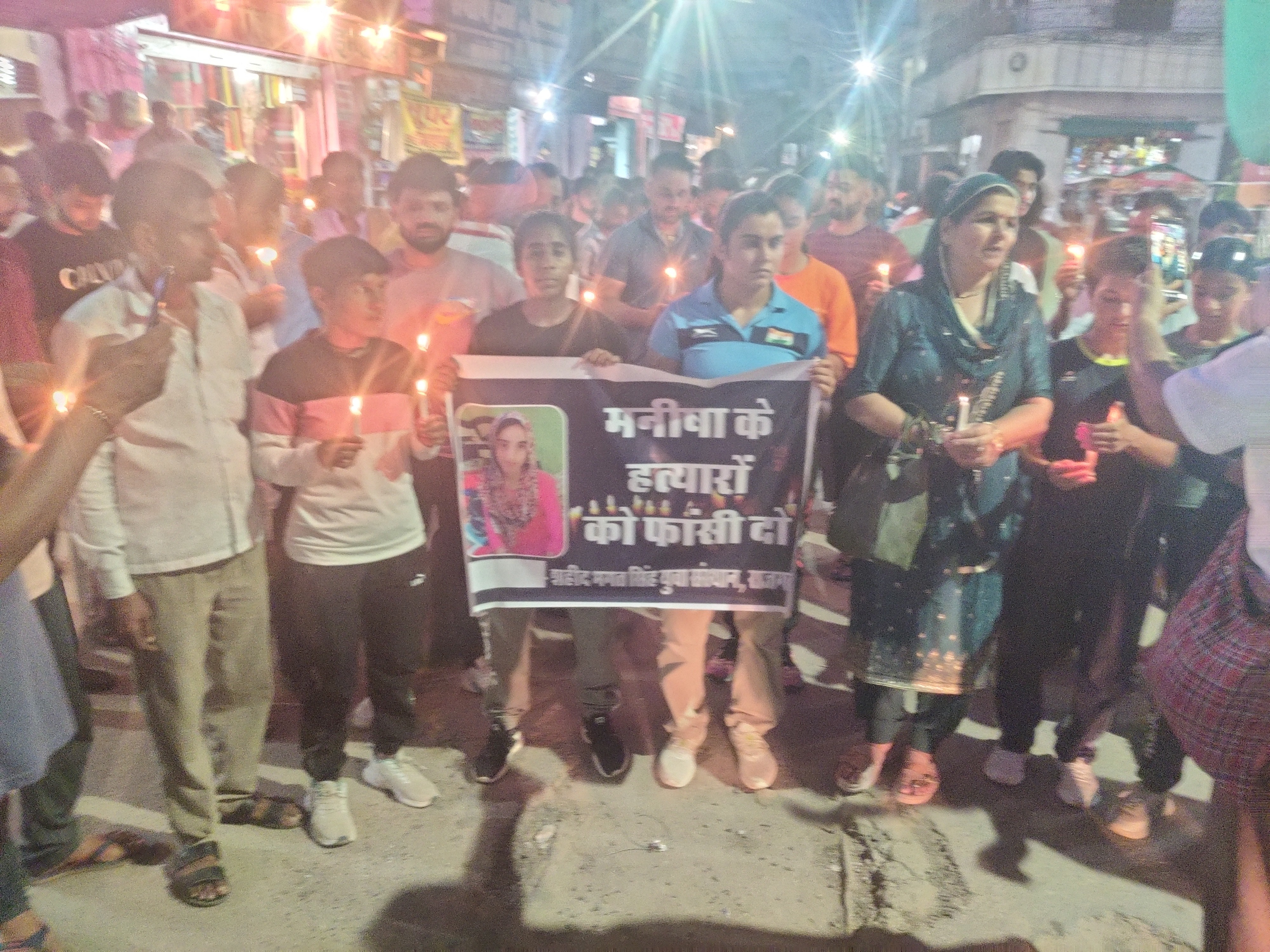 शिक्षिका मनीषा स्वामी की हत्या के विरोध में राजगढ़ में कैंडल मार्च निकाला गया।