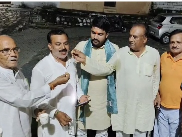 मिठाई खिलाकर स्वागत किया।
