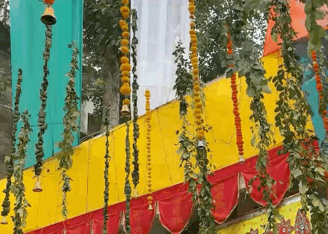 मंदिरों में आकर्षक फूलों से डेकोरेशन किया गया