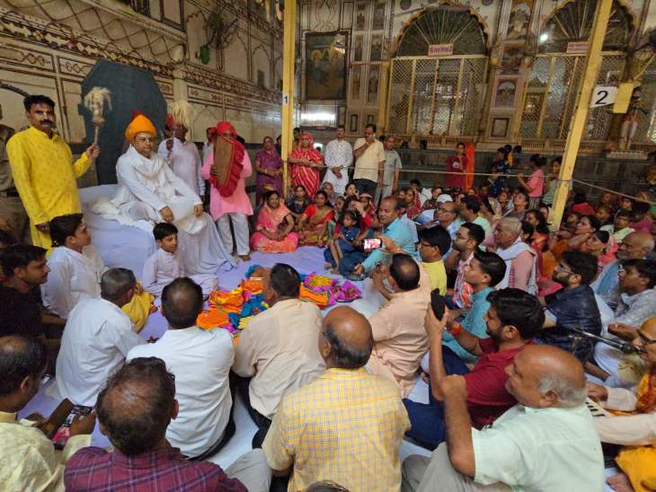 मंदिर में परंपरा के अनुसार ढांड़ा-ढांड़ी नृत्य का आयोजन किया गया।