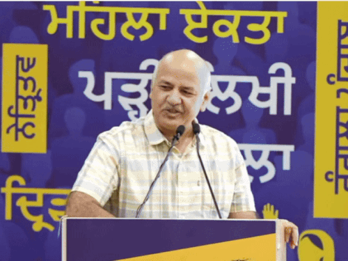मोहाली में हुए कार्यक्रम में संबोधित करते मनीष सिसोदिया और उनके बयान पर हसंते मुख्यमंत्री भगवंत मान। - Dainik Bhaskar