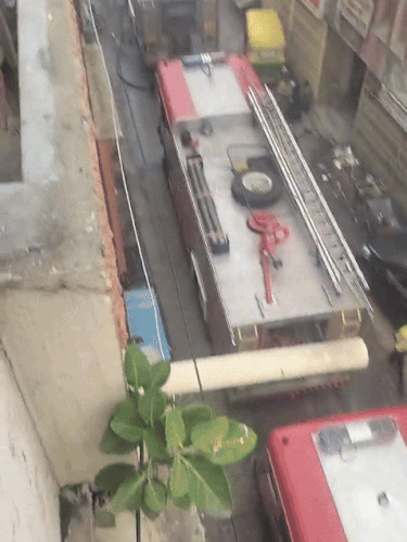 बेंगलुरु में नगरपेट इलाके की तंग गलियों में बिल्डिंग तक पहुंचने में फायर ब्रिगेड को मशक्कत करनी पड़ी।