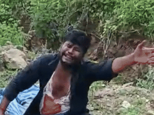 घटना वाले दिन पत्नी के शव के पास रोने का नाटक करता रहा आरोपी पति।