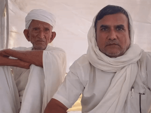 तस्वीर में बायें मदन सिंह के पिता हैं। उन्हें अभी तक बेटे-बहू और दो पोतों की मौत की जानकारी नहीं है।