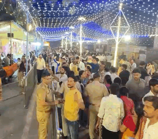 देर रात तक शहरवासी झांकियां देखने के लिए उमड़े