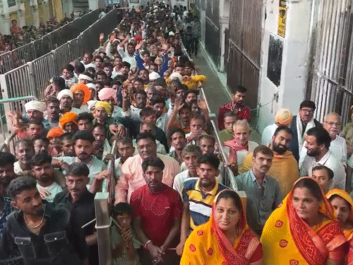 फोटो नाथद्वारा मंदिर परिसर का है। जहां सुबह के दर्शनों में भक्तों की लंबी लगी हुई है।