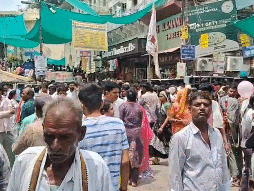 श्रीनाथ जी नाथद्वारा में सुबह से भक्तों की भीड़ लगी हुई है।