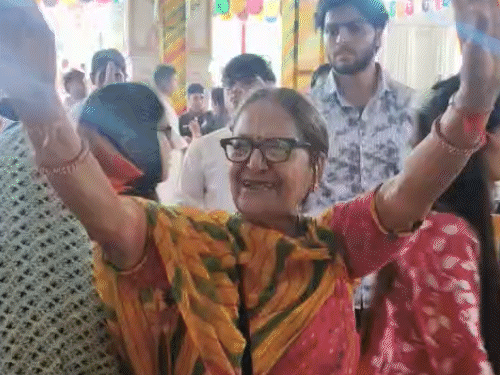 गोविंद देवजी मंदिर में बुजुर्ग भी भजनों पर नाचते दिखे।