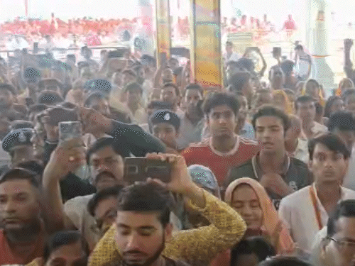 गोविंददेवजी मंदिर में सुबह से ही श्रद्धालुओं की भीड़ रही। लोग ठाकुर जी के दर्शन करने पहुंचे।