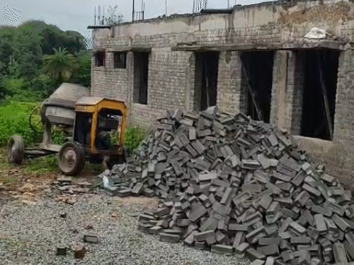 ग्रामीणों ने स्कूल निर्माण में घटिया सामग्री उपयोग लेने का आरोप लगाया। वहीं, घटना के बाद स्कूल का निर्माण का काम तुरंत रोक दिया है।