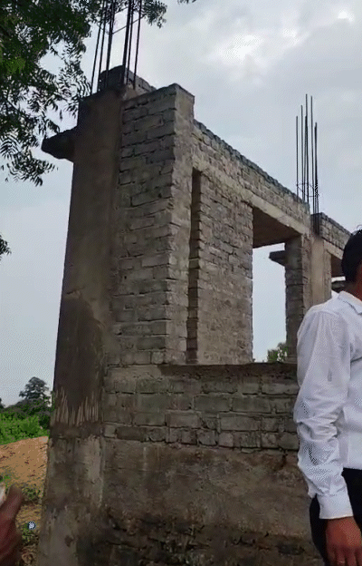 ग्रामीण राजाराम ने कहा कि निर्माण से पहले ही बिल्डिंग गिराना शिक्षा विभाग की बड़ी लापरवाही को बताता है। कब तक बच्चे घटिया निर्माण की भेंट चढ़ेंगे।