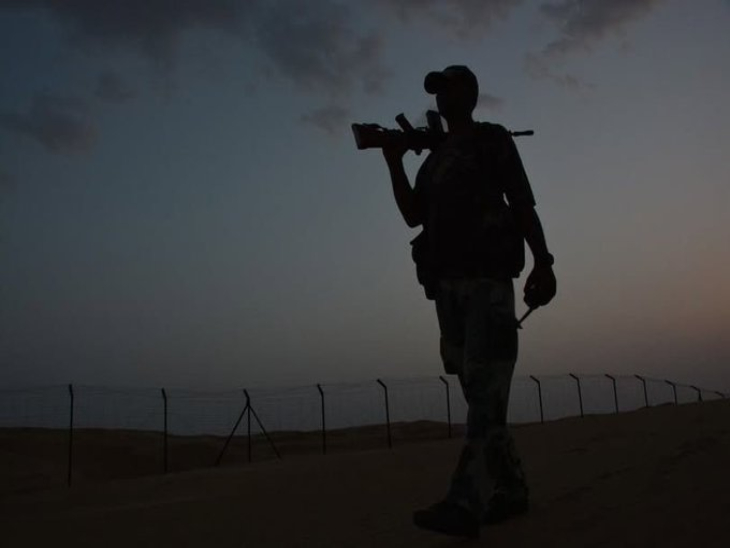 रात में हथियारों के साथ मुस्तैद BSF का जवान।