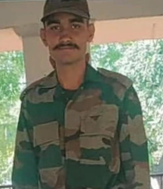 हरित सिंह भारतीय सेना की राजपूताना राइफल्स के जवान हैं। 8 महीने पहले ही उनकी नौकरी लगी है।